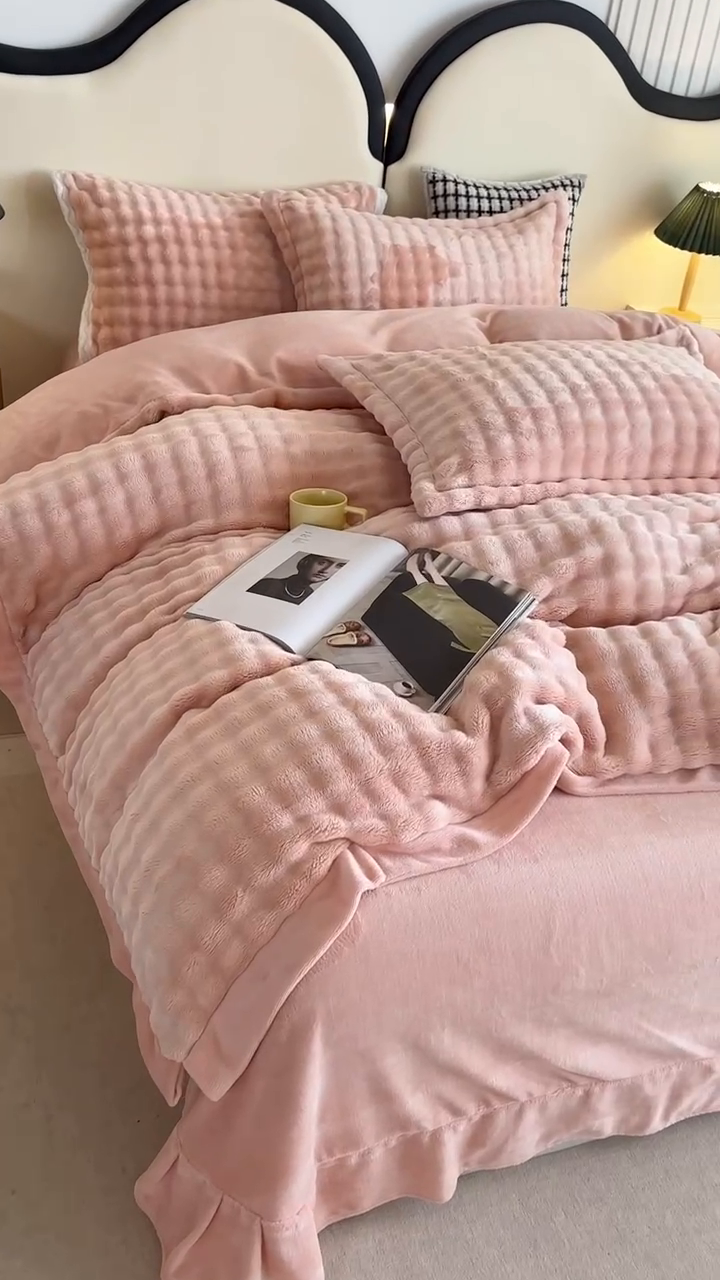 91家纺网 家纺一手货源 找家纺 芸锦豪 2024新款仿兔毛小泡泡兔兔绒兔毛绒四件套 樱花粉