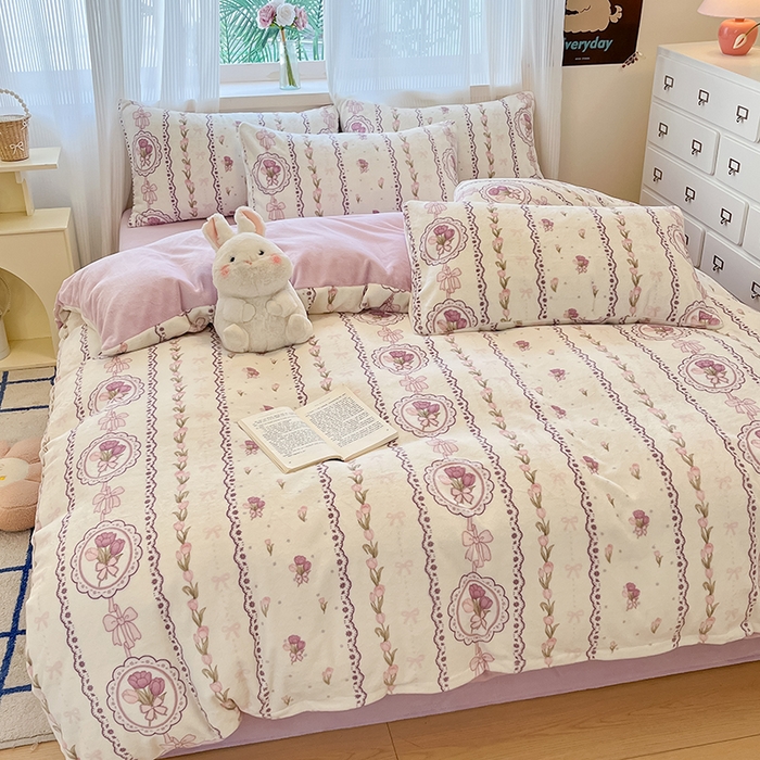 91家纺网 家纺一手货源 找家纺 慕澄家纺 2024新款小清新可爱印花牛奶绒加厚保暖四件套 竖条花