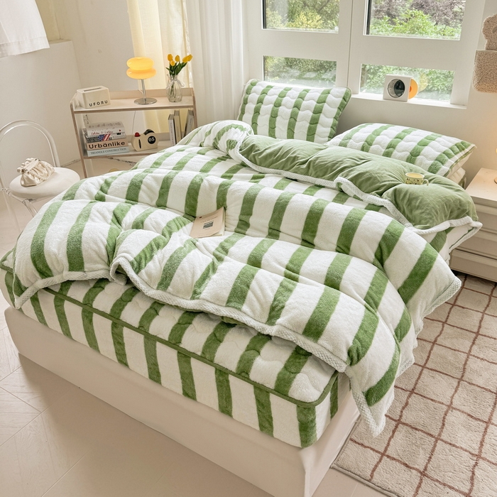 91家纺网 家纺一手货源 找家纺 2024新款A类北极绒格子-条纹系列宽包边加厚被套（自然光图） 条纹-豆绿