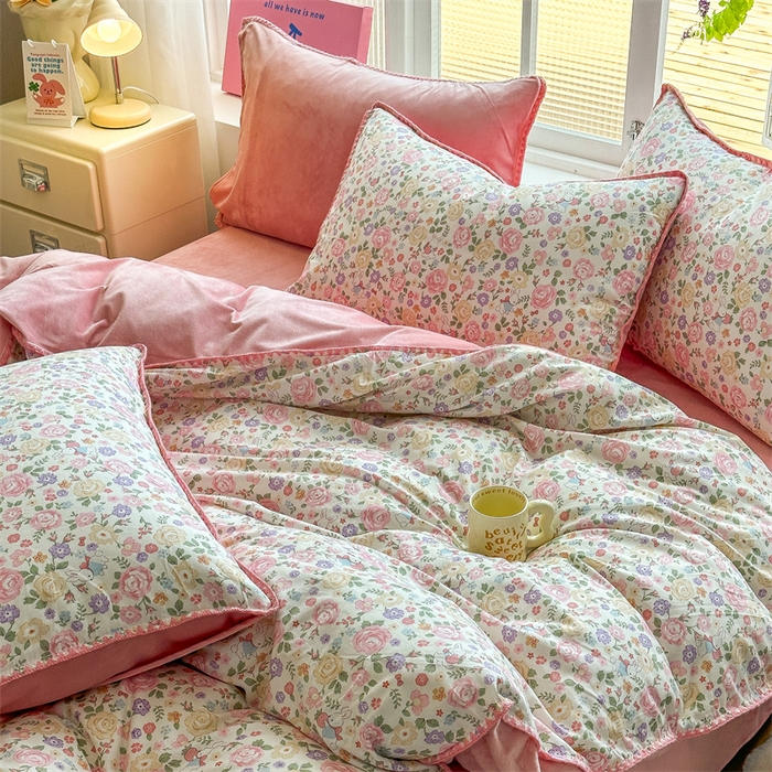 91家纺网 家纺一手货源 找家纺 2025新款三角针贝壳边棉加牛奶绒工艺款四件套 花园芬芳