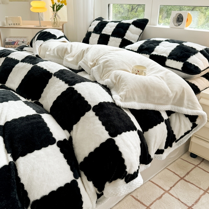 91家纺网 家纺一手货源 找家纺 2024新款A类北极绒格子-条纹系列宽包边加厚被套（自然光图） 棋盘格-黑白