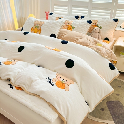 91家纺网 家纺一手货源 找家纺 2024秋冬新款牛奶绒加厚夹棉床褥垫+牛奶绒被套四件套波点熊