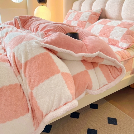 91家纺网 家纺一手货源 找家纺 （总）2024新款A类北极绒格子-条纹系列宽包边加厚被套（暖光图）