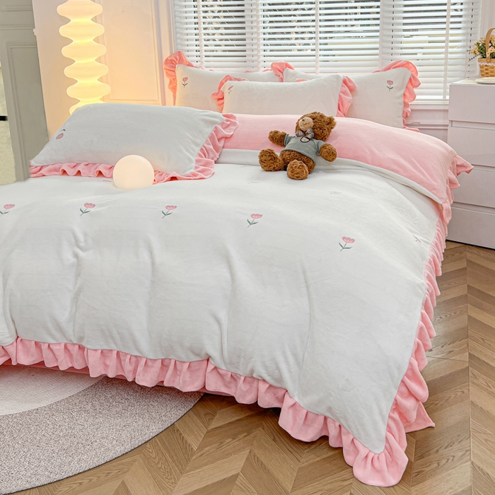 91家纺网 家纺一手货源 找家纺 金麦家纺 2024新款花边款牛奶绒四件套 粉色花朵