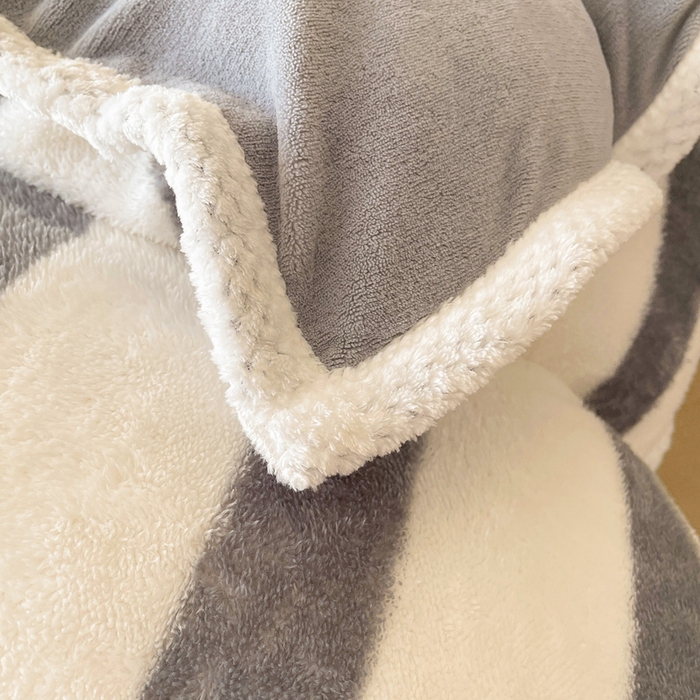 91家纺网 家纺一手货源 找家纺 2024新款A类北极绒格子-条纹系列宽包边加厚被套（暖光图） 条纹-灰色