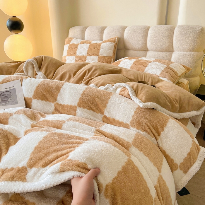 91家纺网 家纺一手货源 找家纺 2024新款A类北极绒格子-条纹系列宽包边加厚被套（暖光图） 棋盘格-奶咖