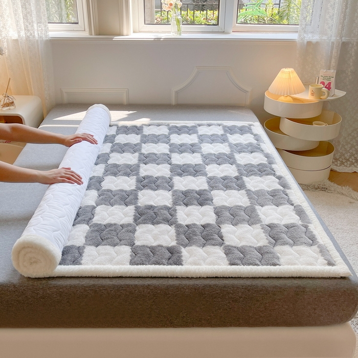 91家纺网 家纺一手货源 找家纺 2024秋冬加厚床垫床褥子北极绒印花泰迪绒床褥床护垫三件套-160g夹棉 棋盘格-灰色