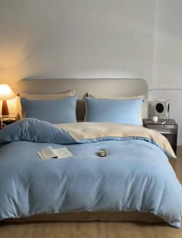 91家纺网 家纺一手货源 找家纺 启程家纺 2024新款A类加厚230克纯色双拼牛奶绒四件套 天蓝+奶咖