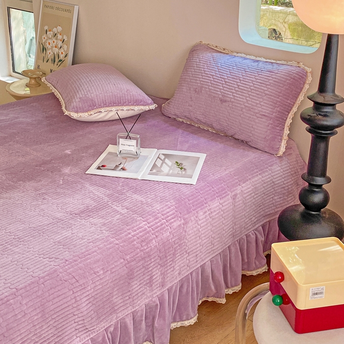 91家纺网 家纺一手货源 找家纺 胜权家纺 2024秋冬新款婴儿绒夹棉圆角花边简约风纯色牛奶绒床盖三件套 流绪花梦紫