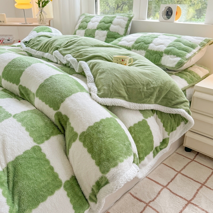 91家纺网 家纺一手货源 找家纺 2024新款A类北极绒格子-条纹系列宽包边加厚被套（自然光图） 棋盘格-豆绿