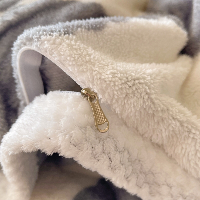 91家纺网 家纺一手货源 找家纺 2024新款A类北极绒格子-条纹系列宽包边加厚被套（暖光图） 棋盘格-灰色