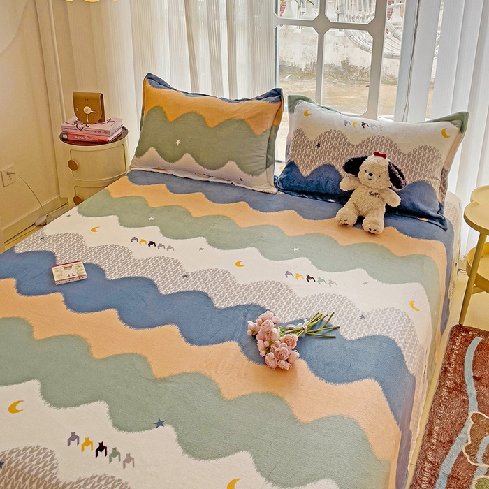 91家纺网 家纺一手货源 找家纺 名兮家居 2024新款时尚卡通风高克重牛奶绒床单-盖毯 乘风破浪