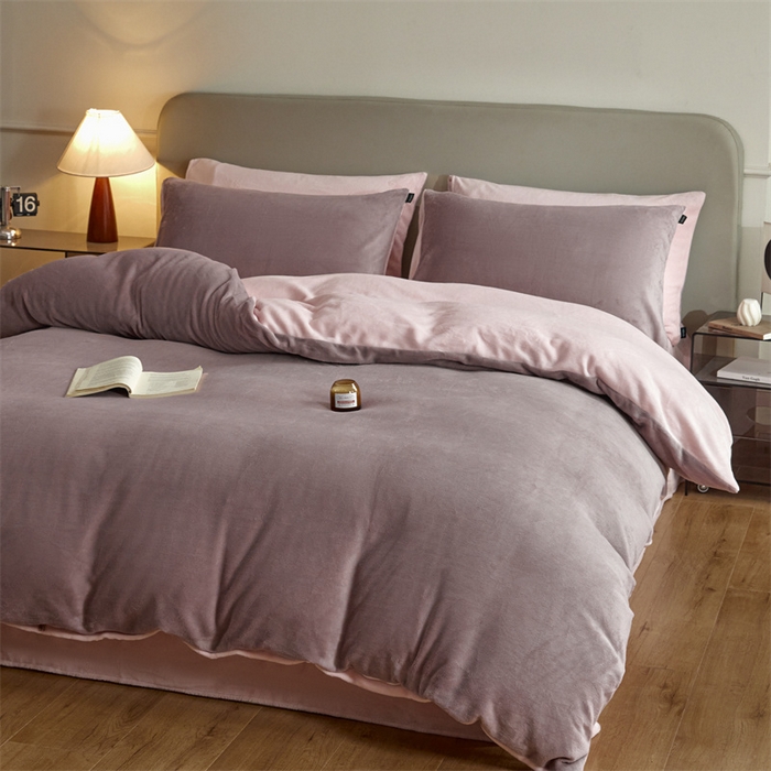 91家纺网 家纺一手货源 找家纺 启程家纺 2024新款A类加厚230克纯色双拼牛奶绒四件套 香芋紫+浅粉