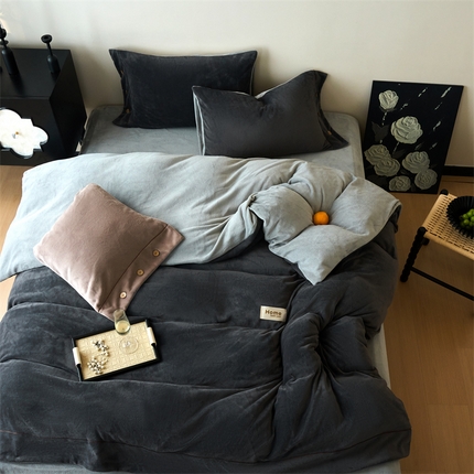 91家纺网 家纺一手货源 找家纺 （总）兰紫橙家纺 2025新款纯色牛奶绒纽扣款四件套