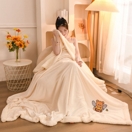 91家纺网 家纺一手货源 找家纺 2025新款毛毯AB版牛奶绒+羊羔绒毯子复合多功能午睡毯 美梦-奶昔白