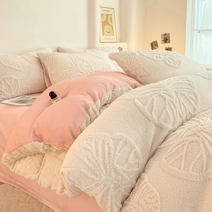 91家纺网 家纺一手货源 找家纺 梦之岛 2024新款高克重提花雕花牛奶绒四件套 蝴蝶公主-白粉