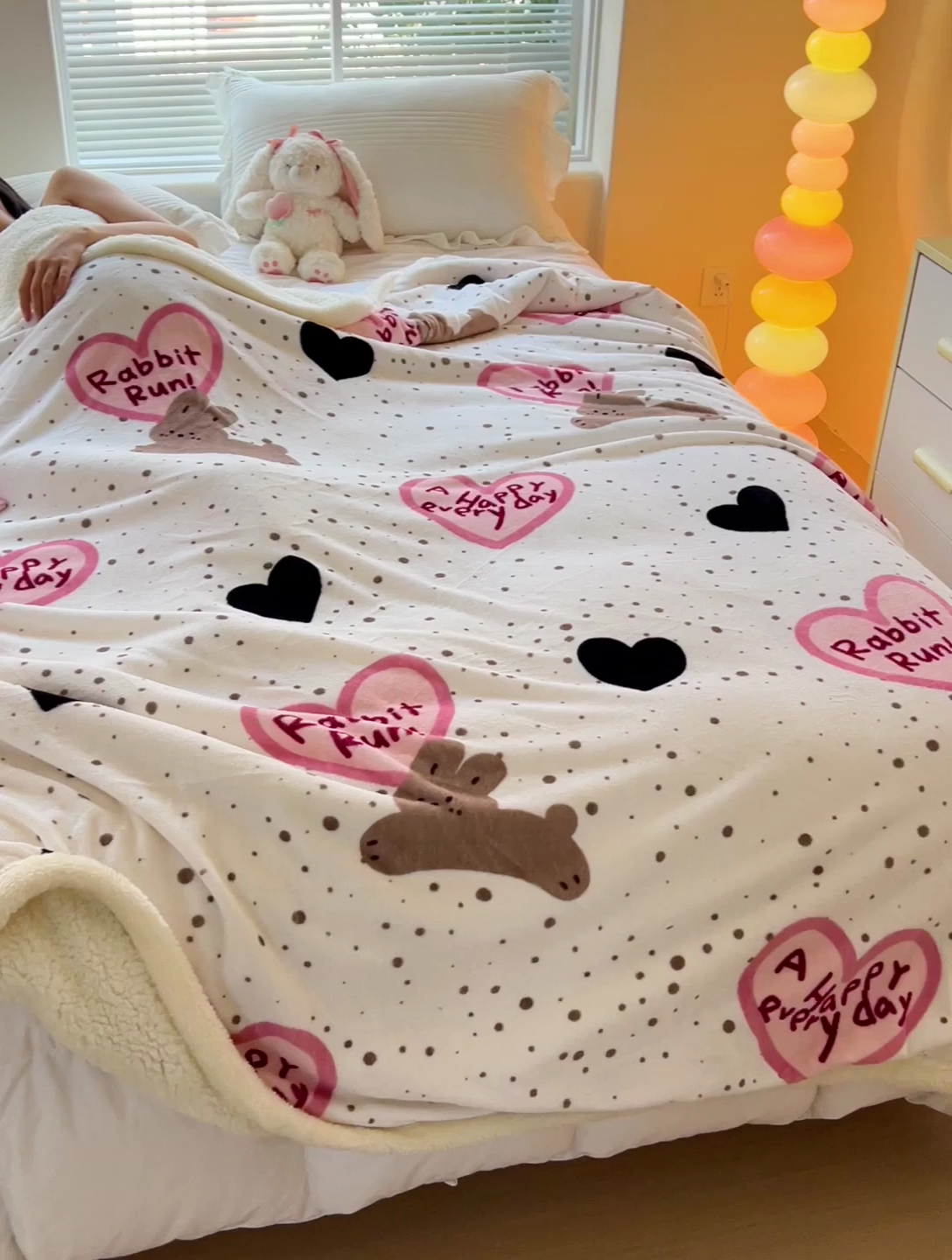 91家纺网 家纺一手货源 找家纺 鑫喜莱家纺 2024新款牛奶绒羊羔绒盖毯毛毯毯子午睡毯 多巴胺小兔