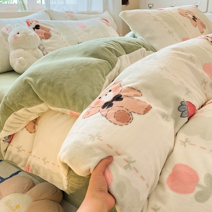 91家纺网 家纺一手货源 找家纺 慕澄家纺 2024新款小清新可爱印花牛奶绒加厚保暖四件套 草莓小熊
