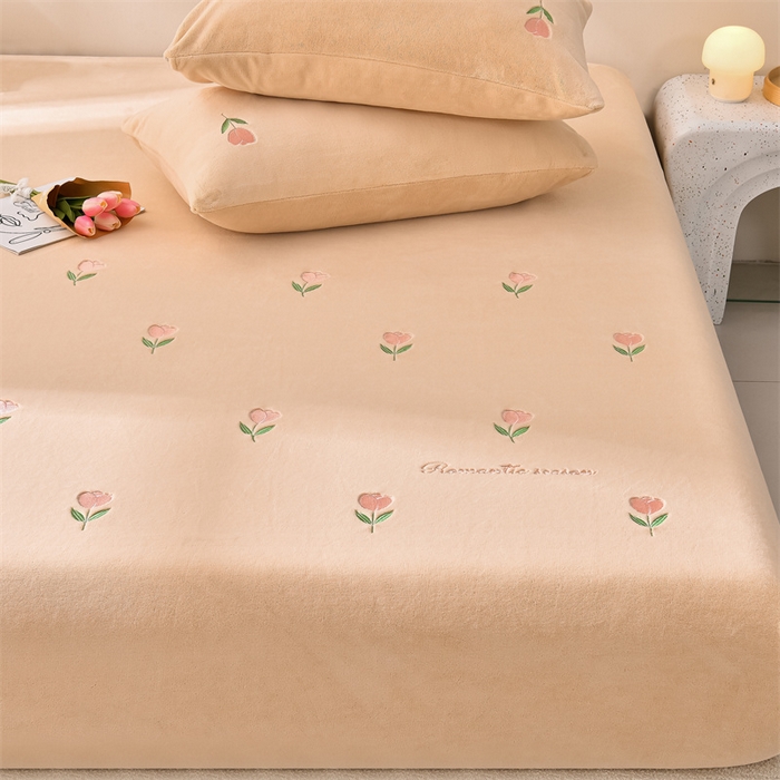 91家纺网 家纺一手货源 找家纺 笙意家纺 2025新款A类牛奶绒花卉刺绣单床笠 郁金香-香槟