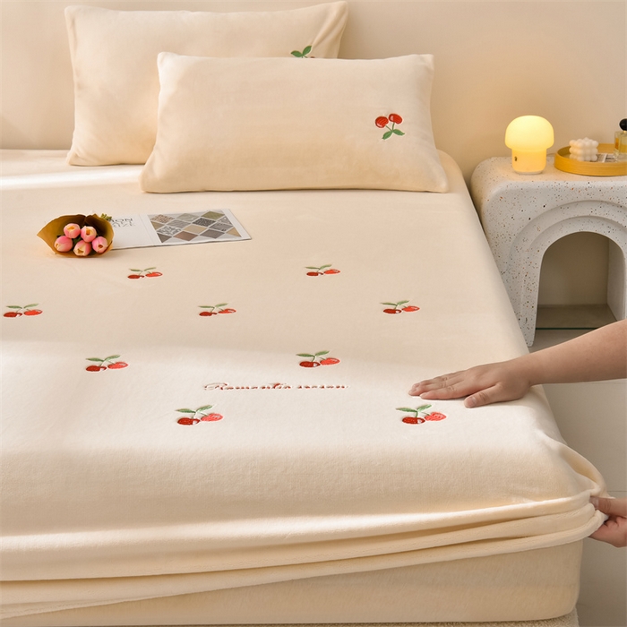 91家纺网 家纺一手货源 找家纺 笙意家纺 2025新款A类牛奶绒花卉刺绣单床笠 樱桃-奶昔白