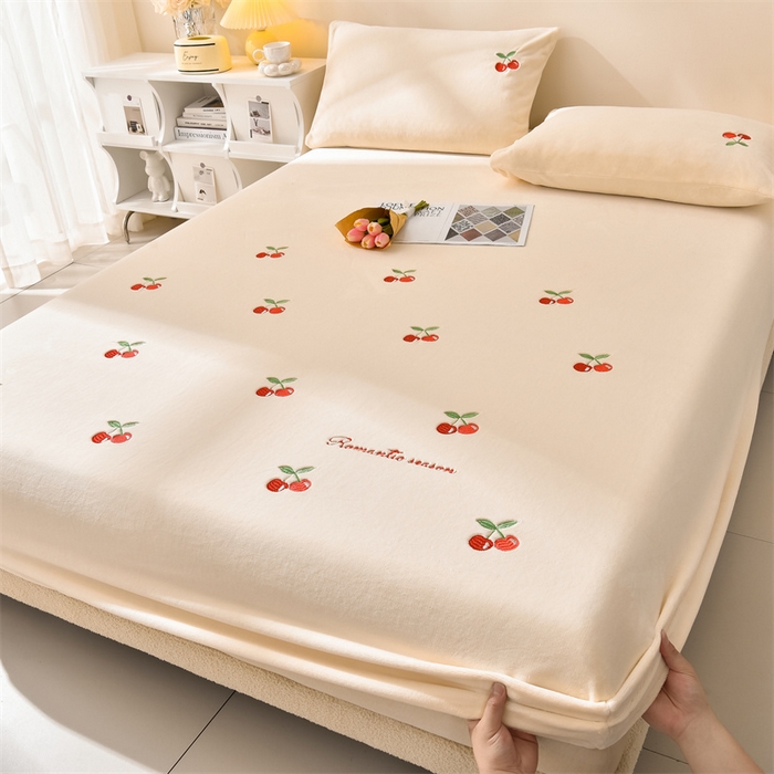 91家纺网 家纺一手货源 找家纺 笙意家纺 2025新款A类牛奶绒花卉刺绣单床笠 樱桃-奶昔白