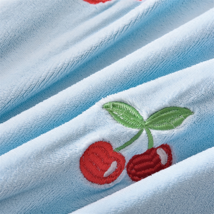 91家纺网 家纺一手货源 找家纺 笙意家纺 2025新款A类牛奶绒花卉刺绣单床笠 樱桃-婴儿蓝