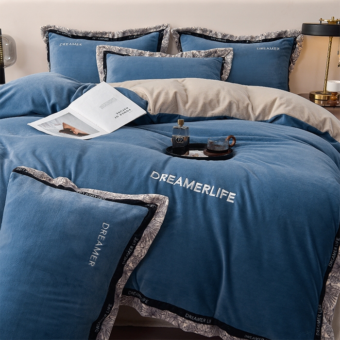 91家纺网 家纺一手货源 找家纺 笙意家纺 2025新款牛奶绒宽边刺绣四件套-菲奥娜系列 菲奥娜-宾利蓝+山灰