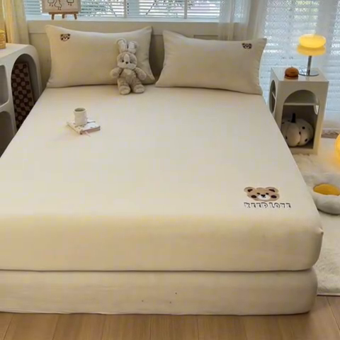 91家纺网 家纺一手货源 找家纺 笙意家纺 2025新款牛奶绒卡通单品刺绣床笠 萌熊-奶昔白