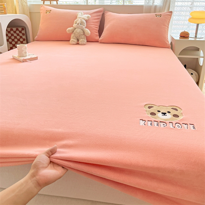 91家纺网 家纺一手货源 找家纺 笙意家纺 2025新款牛奶绒卡通单品刺绣床笠 萌熊-浅粉