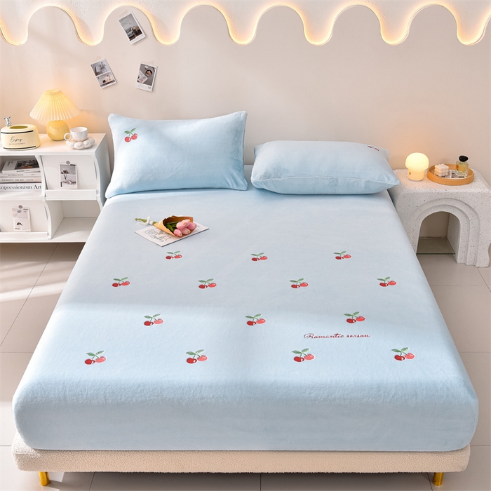 91家纺网 家纺一手货源 找家纺 笙意家纺 2025新款A类牛奶绒花卉刺绣单床笠 樱桃-婴儿蓝