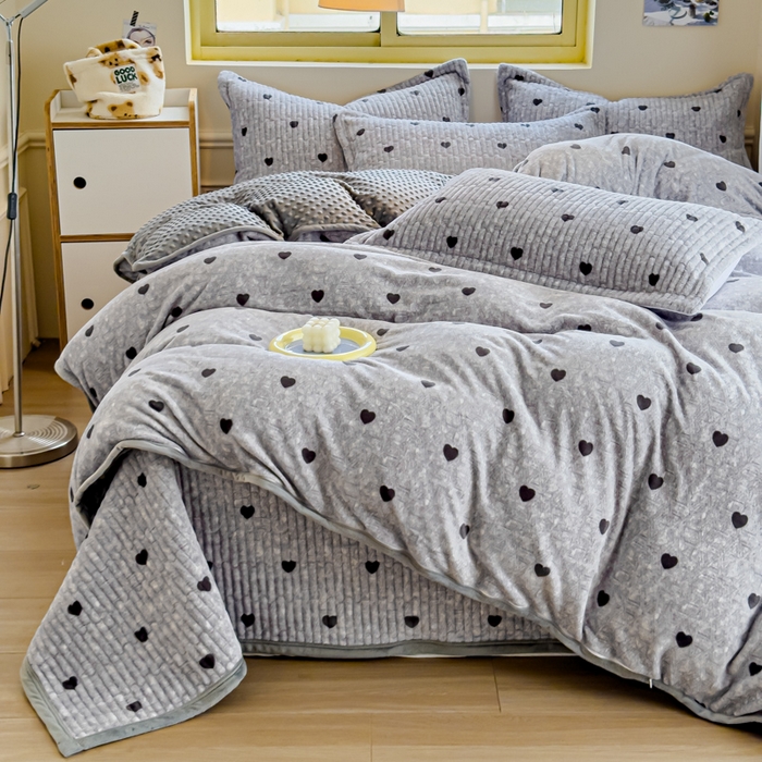 91家纺网 家纺一手货源 找家纺 元熙 2024新款印花小清新韩国绒牛奶绒豆豆床盖四件套-小爱心灰
