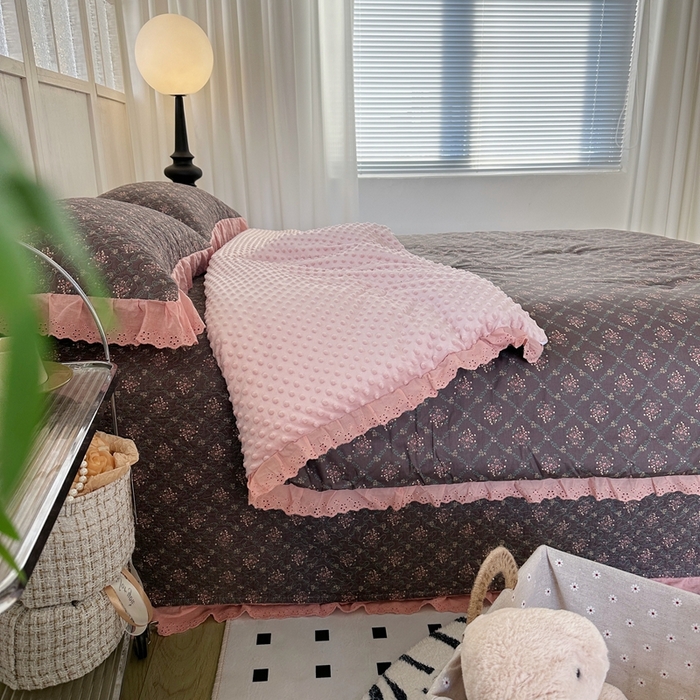 91家纺网 家纺一手货源 找家纺 佰织鑫家居 2024新款秋冬全棉法式床盖款豆豆被四件套 薇薇安