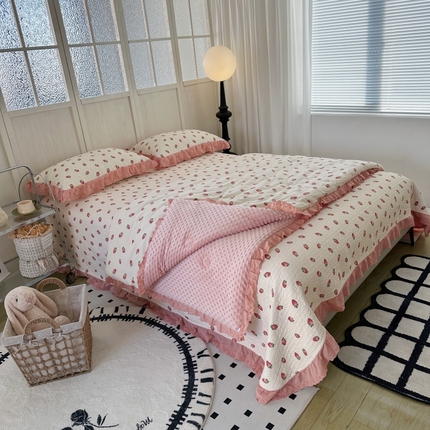 91家纺网 家纺一手货源 找家纺 佰织鑫家居 2024新款秋冬全棉法式床盖款豆豆被四件套 甜甜草莓