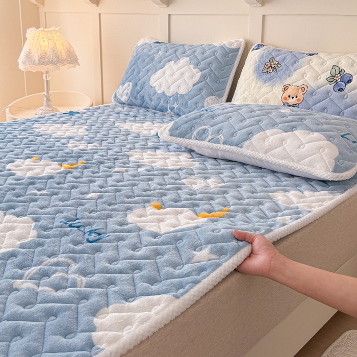 91家纺网 家纺一手货源 找家纺 小萌虎 2024新款牛奶绒床垫 在云端