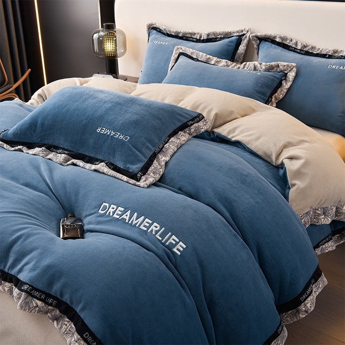 91家纺网 家纺一手货源 找家纺 笙意家纺 2025新款牛奶绒宽边刺绣四件套-菲奥娜系列 菲奥娜-宾利蓝+山灰