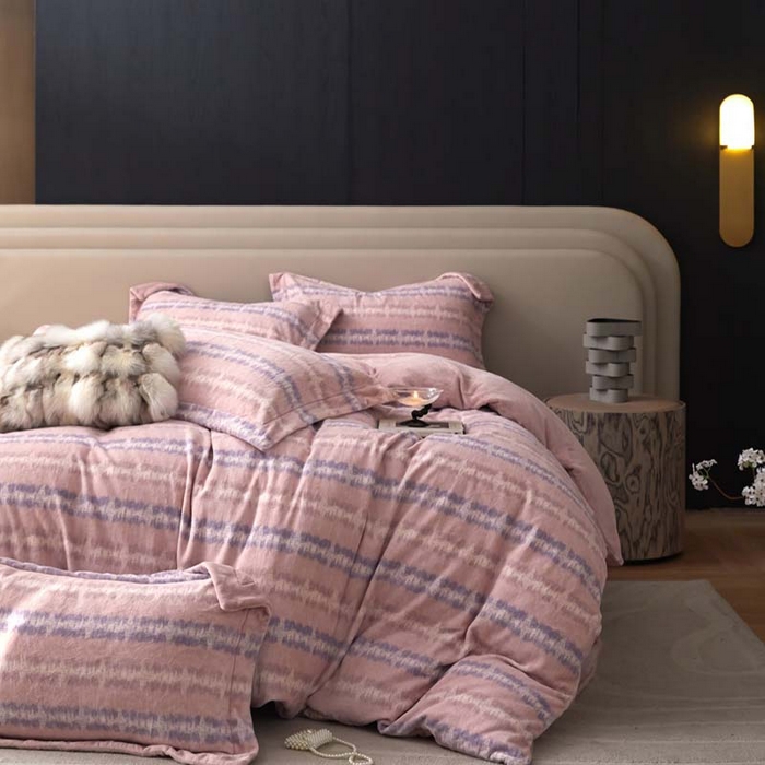 91家纺网 家纺一手货源 找家纺 金奇达家纺 2024秋冬新品保暖加厚绒类热氧™绒绒四件套-【格里克】（全网控价{折后券后}不低于258元） 娜拉粉