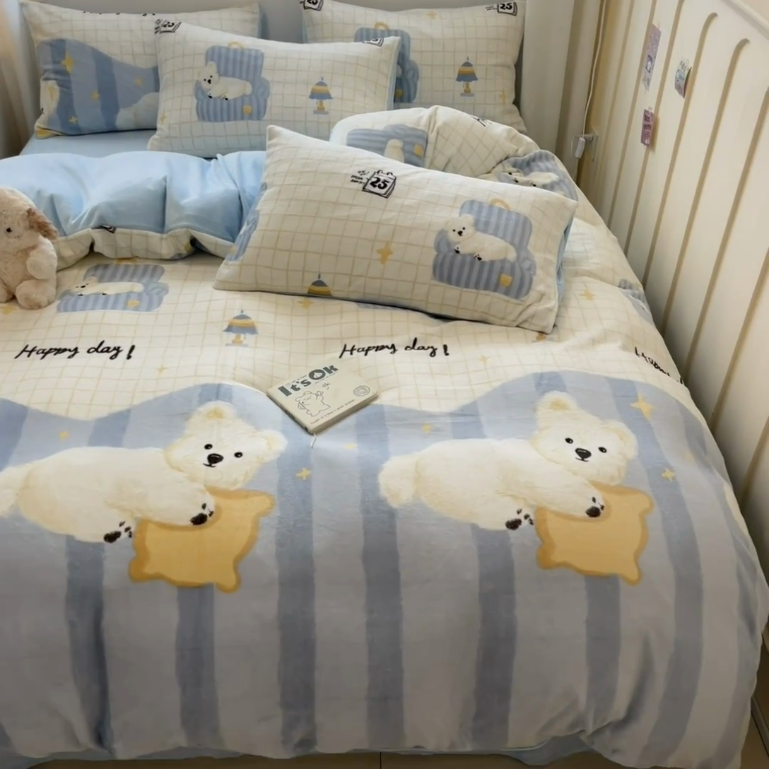 91家纺网 家纺一手货源 找家纺 捌月 2024新款童话镇系列高克重印花牛奶绒四件套卡通小清新加厚保暖绒套件 班尼