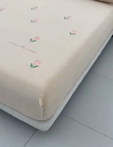 91家纺网 家纺一手货源 找家纺 笙意家纺 2025新款A类牛奶绒花卉刺绣单床笠 郁金香-香槟