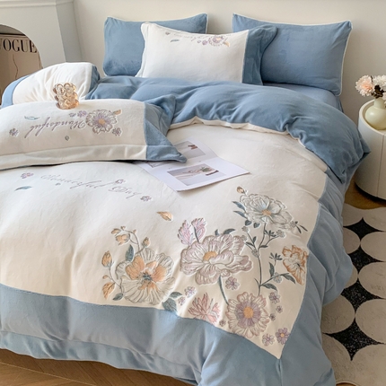 91家纺网 家纺一手货源 找家纺 艾唯希家纺 2024高端臻棉绒工艺四件套高克重牛奶绒珊瑚绒宝宝绒-缤纷花园系列 缤纷花园-蓝