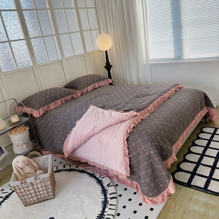 91家纺网 家纺一手货源 找家纺 佰织鑫家居 2024新款秋冬全棉法式床盖款豆豆被四件套 薇薇安
