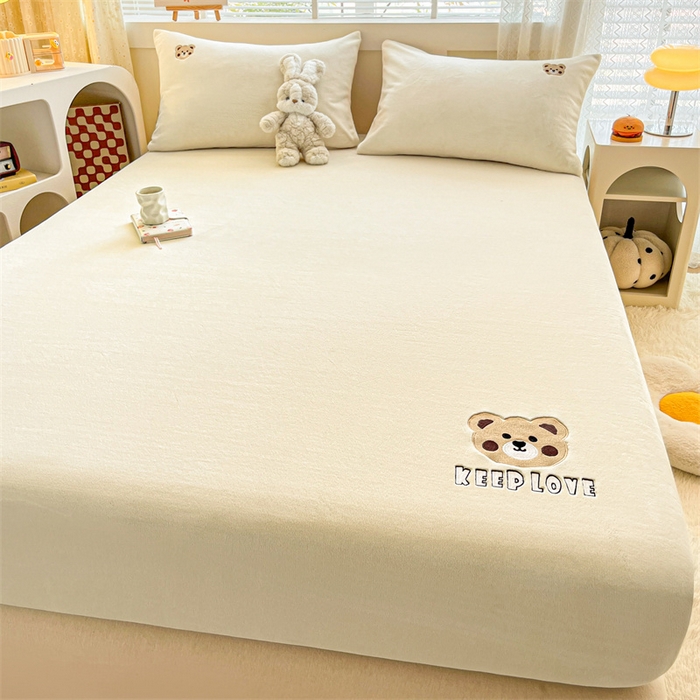 91家纺网 家纺一手货源 找家纺 笙意家纺 2025新款牛奶绒卡通单品刺绣床笠 萌熊-奶昔白