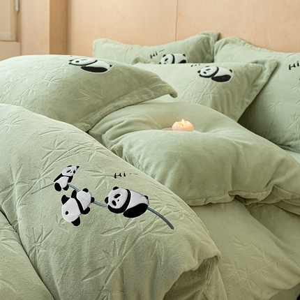 桃子家居 2024新款A类烂花雕花贴布绣刺绣轻奢一字绣压框枕套中国风熊猫牛奶绒四件套 绒刺绣-熊猫墨竹绿