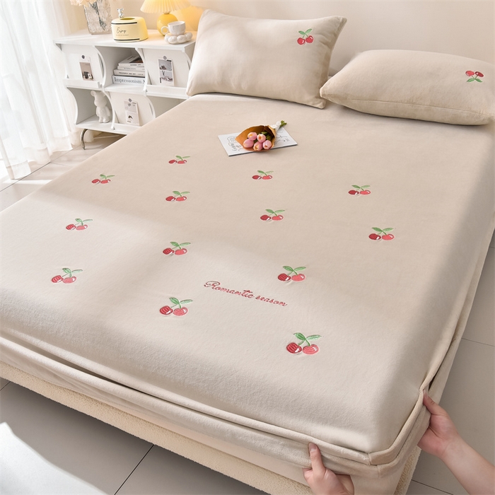 91家纺网 家纺一手货源 找家纺 笙意家纺 2025新款A类牛奶绒花卉刺绣单床笠 樱桃-山灰