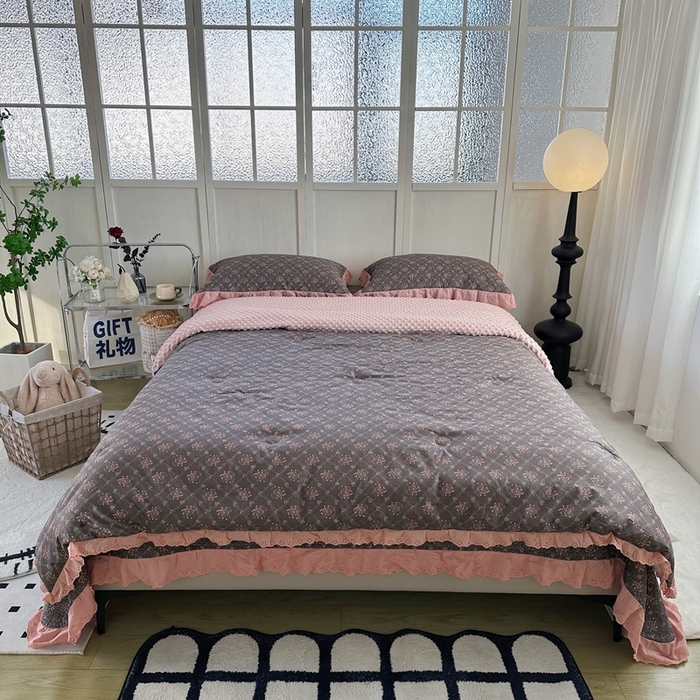 91家纺网 家纺一手货源 找家纺 佰织鑫家居 2024新款秋冬全棉法式床盖款豆豆被四件套 薇薇安