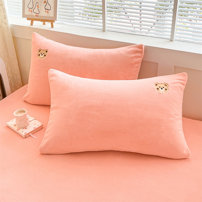 91家纺网 家纺一手货源 找家纺 笙意家纺 2025新款牛奶绒卡通单品刺绣床笠 萌熊-浅粉