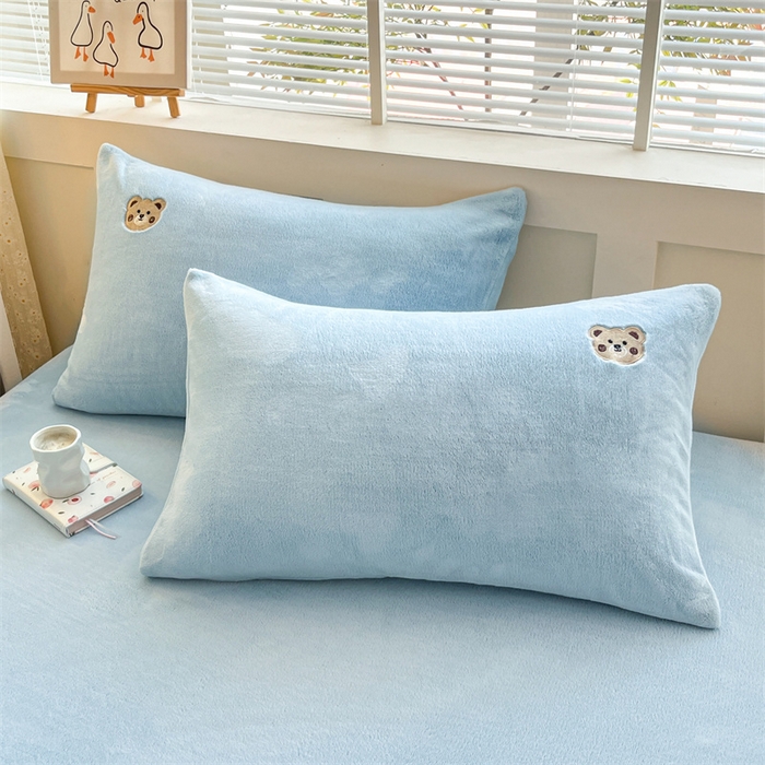 91家纺网 家纺一手货源 找家纺 笙意家纺 2025新款牛奶绒卡通单品刺绣床笠 萌熊-婴儿蓝