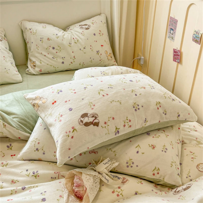 91家纺网 家纺一手货源 找家纺 捌月 2024新款童话镇系列高克重印花牛奶绒四件套卡通小清新加厚保暖绒套件 花枝猫