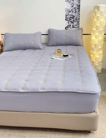 91家纺网 家纺一手货源 找家纺 米柳家纺 2024新款水洗棉大豆夹棉床笠 郁金香-雅灰