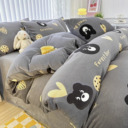 91家纺网 家纺一手货源 找家纺 觅妮家纺 2025新款全消光200g高克重秋冬加厚印花牛奶绒单被套 卡通熊-灰