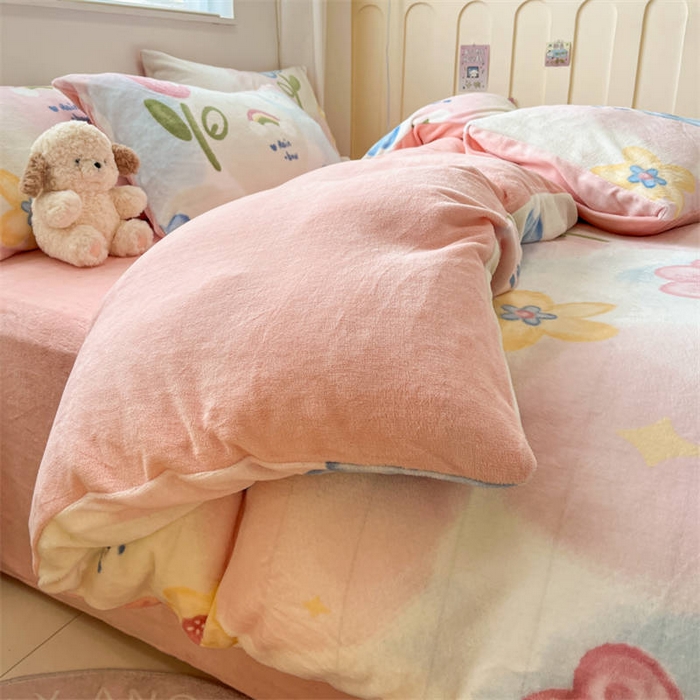 91家纺网 家纺一手货源 找家纺 捌月 2024新款童话镇系列高克重印花牛奶绒四件套卡通小清新加厚保暖绒套件 花漾